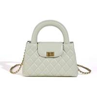 Sac fourre-tout carré de luxe en cuir véritable pour femme avec logo brodé, fermeture à rabat, bandoulière chaîne, capacité 1L, durable