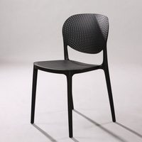 Chaise en plastique moderne pour la maison, les cafés, les restaurants et les applications d'ameublement commercial
