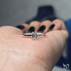 Bague de fiançailles de luxe en or blanc avec diamant de laboratoire taille émeraude délicat 0,50 ct, minimaliste, solitaire cathédrale, bande fine pour mariage - Product Image 6