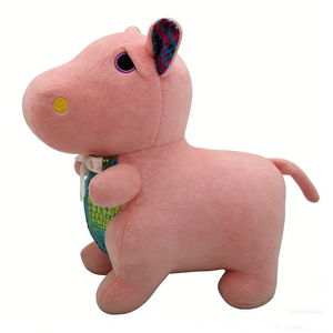 Cuerpo de felpa suave color rosa pastel con brillo, forma de hipopótamo gordo sentado en posición vertical. - Product Image 3