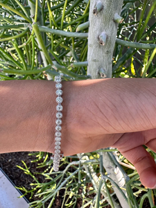 Pulsera de tenis para mujer chapada en rodio con diamantes de talla brillante redonda y engaste de bisel, estilo clásico, joyería de aleación - Product Image 4
