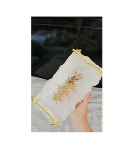 Plateaux décoratifs élégants en résine faits à la main avec des motifs métalliques et végétaux pour table à manger moderne et décoration intérieure - Product Image 4