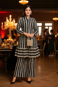 Conjunto occidental moderno para mujer, hermoso vestido en zigzag blanco y negro y pantalones palazzo, ideal para oficina y fiestas. - Product Image 2