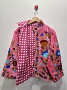 เสื้อแจ็คเก็ตปักลายดอกไม้สีชมพูแบบซูซานีสำหรับฤดูหนาว เสื้อแจ็คเก็ตปักลายซูซานี เสื้อแจ็คเก็ตกำมะหยี่สั้นปักมือสำหรับผู้หญิง - Product Image 2