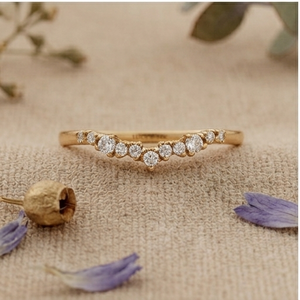 Anillo de boda minimalista con diamantes curvos, anillo apilable de moissanita, anillo de oro macizo con diseño de chevron para mujer - Product Image 1