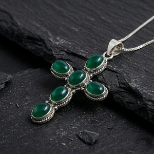 Pendentif croix artisanal en laiton et onyx vert avec sertissage clos, plaqué argent antique, bijou vintage en pierre de guérison - Product Image 2