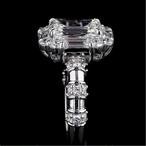 Bague en or blanc avec halo de diamants de laboratoire éclatants émeraude, certifiée IGI D-E & pureté VVS-VS, pour femme – Élégance et raffinement - Product Image 4