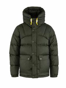 Blouson matelassé premium olive foncé avec détails boutonnés sur le devant et les poches, idéal pour la vente en gros de vêtements d'hiver personnalisés et la mode outdoor moderne. - Product Image 1