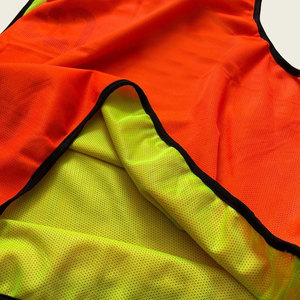 Chaleco de fútbol elegante, tela de malla duradera, ajuste cómodo, ideal para partidos de práctica y sesiones de entrenamiento. - Product Image 4