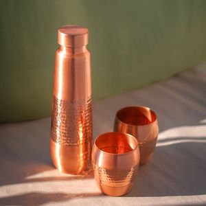 Bouteille d'eau en cuivre martelé avec finition marbre blanc, couvercle anti-fuite, idéale pour le yoga, le fitness, le sport, la gym, et pour une hydratation saine. - Product Image 4