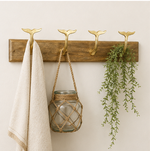 Perchero de Pared Premium con Diseño de Cola de Ballena para Organización de Casas de Playa, Acabado en Latón sobre Madera Natural - Product Image 4
