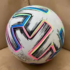 Ballon de football d'entraînement coloré pour jeunes, en caoutchouc et à surface texturée, idéal pour les entraînements et les matchs - Product Image 1