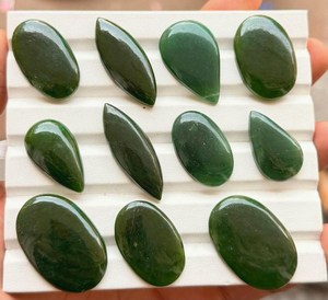 พลอยควอตซ์สีเขียวธรรมชาติทรงหลังเบี้ยสำหรับทำเครื่องประดับ หยกเนฟไรต์ 100% ธรรมชาติ รับรองคุณภาพ พลอยหลังเบี้ยแบบผสม - Product Image 1