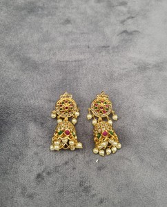Boucles d'oreilles pendantes Jhumka à motif floral traditionnel pour femmes, avec pompon de perles, bijoux de mariage et de mariée, plaqué or, vente en gros - Product Image 3