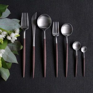 Juego de Cubiertos de Metal Moderno Diseñado para Cenas Comunitarias y Comidas Informales, Apto para Uso Continuo - Product Image 1