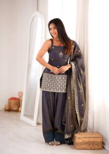 Conjunto de diseñador listo para usar: Top y dupatta de tela de seda Vichitra con bordado de lentejuelas, trabajo Dori y Jari, y pantalón Farshi Salwar. - Product Image 1