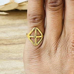 Anillo Geométrico de Diseño Único con Forma de Rombo, Anillos Minimalistas de Latón para Mujer, Chapado en Oro de 18k, Joyería con Forma de Diamante, Venta al Por Mayor/OEM/ODM - Product Image 3