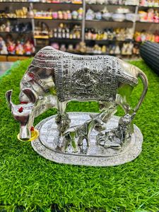 Estatua de vaca y ternero Kamdhenu plateada con grabado del Señor Krishna y la Diosa Lakshmi, pieza decorativa hecha a mano para la decoración del hogar - Product Image 2
