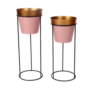 Maceta de metal dorado, rosa y negro mate con soporte - Product Image 1