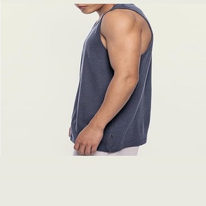 เสื้อยืดออกกำลังกายผู้ชายแบบไม่มีแขน ตัดเย็บแบบดิบ รับผลิตตามแบบ OEM พร้อมสกรีนลาย สำหรับออกกำลังกายและเล่นกีฬา - Product Image 4