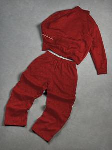 Conjunto Deportivo Rojo Unisex de Talla Grande con Adornos de Diamantes de Imitación, Logotipo Frontal Personalizable, Venta al Por Mayor - Product Image 3