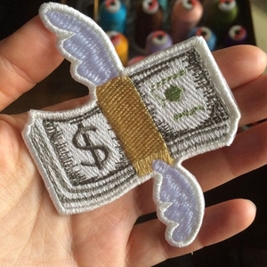 Patch brodé 'Flying Money Stack' thermocollant en tissu, qualité supérieure personnalisée, applique décorative pour vêtements et cadeaux - Product Image 3