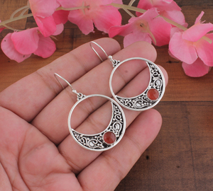 Boucles d'oreilles pendantes en argent sterling 925 faites à la main, motif filigrane goutte d'eau et croissant de lune, avec pierre de lune naturelle, collection luxe Shree Jaipur - Product Image 1