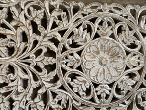 Grande décoration murale en bois massif blanc vieilli, sculptée à la main avec motifs floraux et paysagers, pour l'arrière des canapés-lits et le salon - Product Image 3