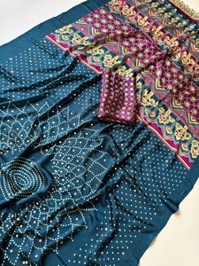 Sari en soie crêpe Ajrak Reglance Chakra Bandhani fait main avec motifs traditionnels et travail de miroir, idéal pour les festivals Gujarati, séchage rapide, infroissable - Product Image 6