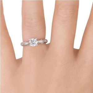 Bague de fiançailles élégante en or 10 carats avec diamant (naturel) de taille marquise et pierre centrale détaillée, vente en gros OEM, fabricant et détaillant - Product Image 1