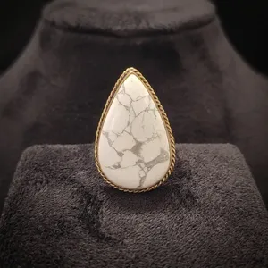 Cabochon en howlite blanche avec sertissage en laiton pour la création de bijoux personnalisés - Product Image 3