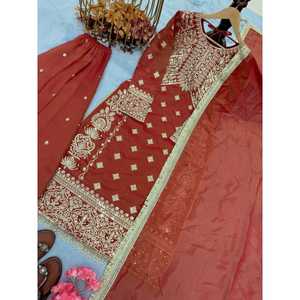 El conjunto de ropa de fiesta elegante para mujer de seda Banarasi suave puro incluye Top Plazzo y Dupatta - Product Image 4