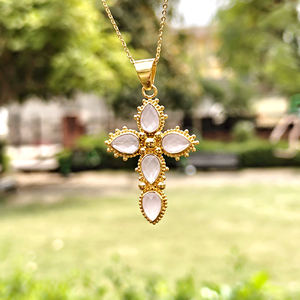 Collar con colgante de cruz de calcedonia rosa en forma de pera, joyería cristiana para mujer, cadena de latón chapada en oro de 18k - Product Image 5