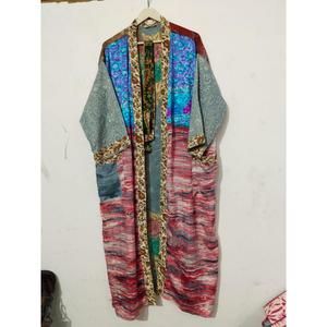 Kimono de luxe d'été, robe longue patchwork faite main, style indien vintage, en soie de sari recyclée, idéal comme cache-maillot ou tenue de nuit. - Product Image 2