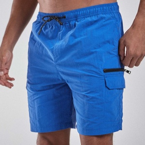 Shorts de sport personnalisés pour hommes avec fentes latérales et poche arrière, shorts décontractés de type biker pour la musculation avec poches zippées - Product Image 3
