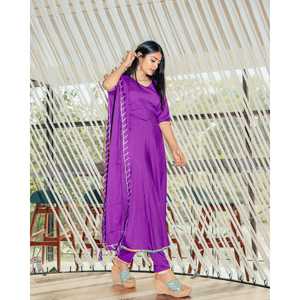 Hermoso Conjunto de Traje de Satén Violeta Talla XS con Diseño de Bordado Gotta - Product Image 4