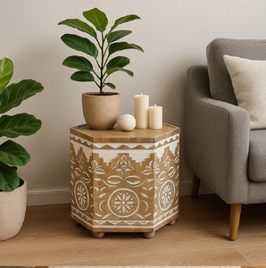 Mesa hexagonal de madera tallada disponible a precios de mayorista. Mesa auxiliar con incrustaciones de hueso en acabado blanco disponible a precios de mayorista. - Product Image 1