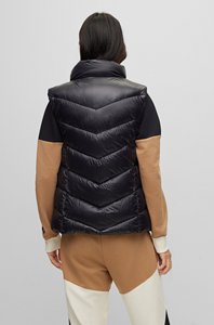Veste d'hiver sans manches unisexe noire personnalisée avec fermeture éclair, capuche en fausse fourrure, rembourrage en coton et duvet, coupe ajustée - Product Image 3