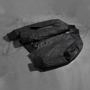 Chaqueta Bomber MA-1 de Cuero Genuino Negro Desgastado para Hombre con Bolsillo Utilitario en la Manga y Ribete Acanalado - Product Image 1