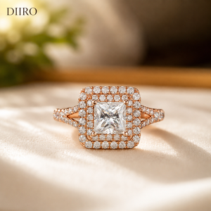 Anillo de Compromiso de Moissanita con Corte Princesa Chapado en Oro Rosa con Diseño Halo, Certificado GRA, Anillo Personalizado con Forma Elegante - Product Image 1