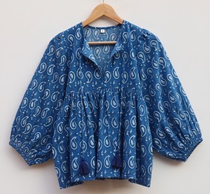 เสื้อกล้ามผู้หญิงลายบาติกอินดิโก ผ้าฝ้าย 100% แต่งโบว์ลูกไม้ทำมือ ลายดอกไม้ ระบายอากาศได้ดี สไตล์ลำลอง โบโฮ - Product Image 1