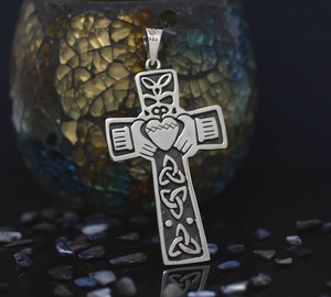 Colgante de Cruz Claddagh Celta – Collar de Plata de Ley con Nudo Irlandés - Product Image 2