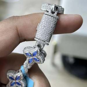 กำไลข้อมือ RB Gems รูปดอกโคลเวอร์สีน้ำเงินประดับเพชรโมอิสซาไนต์ทรงบริลเลียนท์ สำหรับทุกเพศ  ทำจากเงินแท้ 925  แบบเชื่อมต่อ  สไตล์ฮิปฮอป  เคลือบโรเดียม - Product Image 2