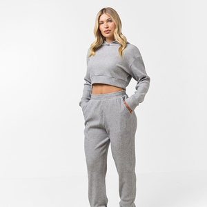 Ensemble décontracté 2 pièces pour femme : Crop top à capuche zippé à épaules tombantes et pantalon de survêtement ample à taille élastique – Tenue de sport tendance - Product Image 3