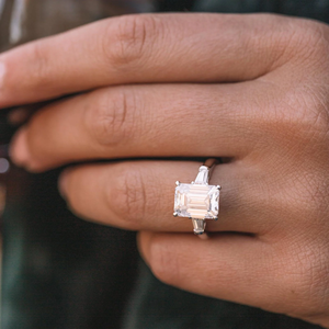 Anillo de Compromiso de Platino con Diamante Corte Esmeralda, Engaste de Garras, Estilo Clásico, Diseño Geométrico para Mujer - Product Image 5