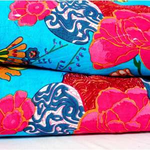 Tela de algodón estampada a mano con motivos florales indios en rosa caramelo, ideal para acolchar, almohadas, cortinas y fundas tejidas para niños y niñas. - Product Image 1