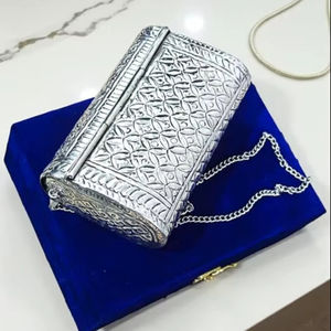 Pochette traditionnelle en laiton avec motif décoratif fait main, pochette de luxe ethnique en laiton pour femmes, pour fêtes et mariages - Product Image 6