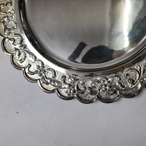 Plateau de service rond classique de style vintage, plaqué argent, avec bords festonnés à motifs floraux, support décoratif pour gâteau de mariage - Product Image 2