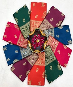 Sari de Seda Roja con Patrón Floral Dorado, Traje Tradicional Indio para Bodas, Estilo Banarasi, Largo hasta el Suelo, para Mujer - Product Image 2