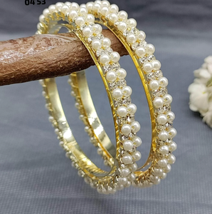 RCHIE CREATION Bracelets tendance pour femmes en pierre blanche dorée et perles SKU-6061 - Product Image 4